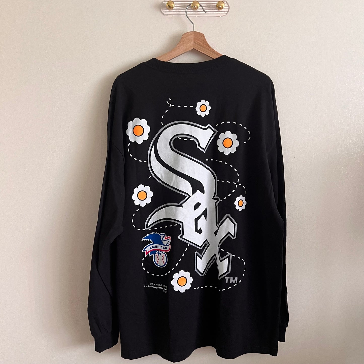 Men’s Mitchell & Ness Chicago White Sox Chicago Arched Long Sleeve T-Shirt - Black - XXL